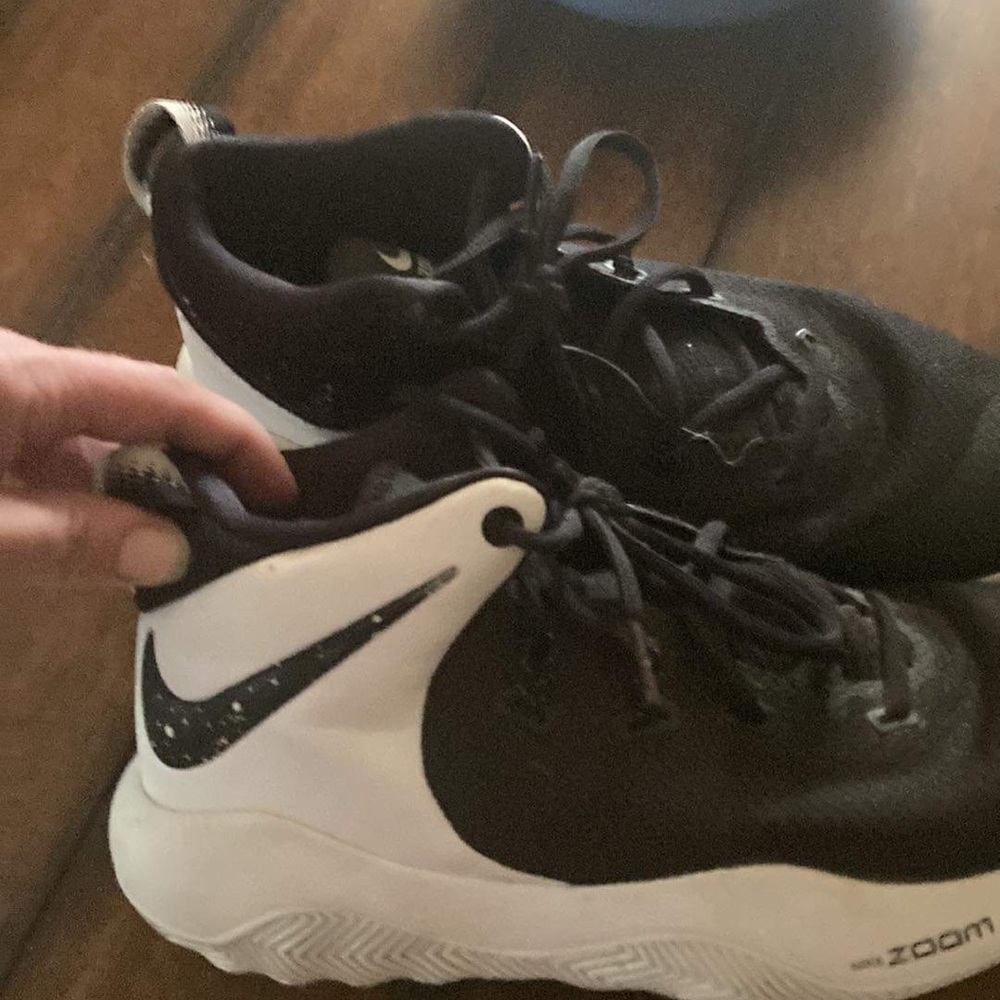Women Nike Basketball Shoes size 8 excellent condition paid $60 asking $30